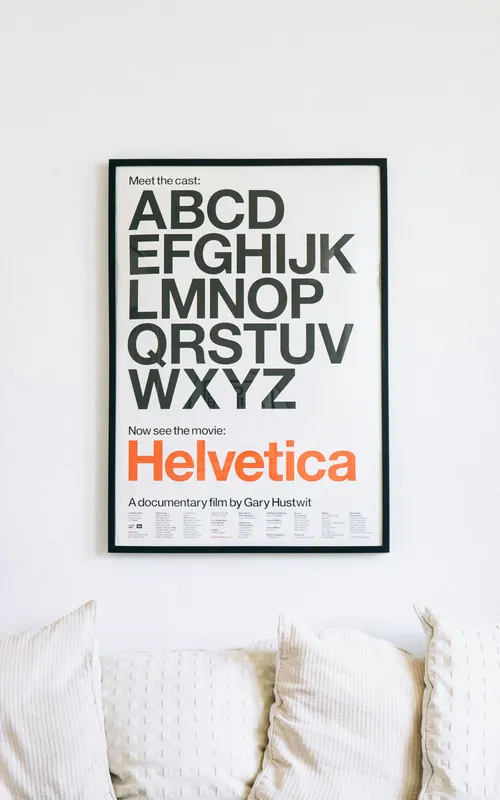 An der Wand montiertes Helvetica Alphabet Poster über dem Sofa